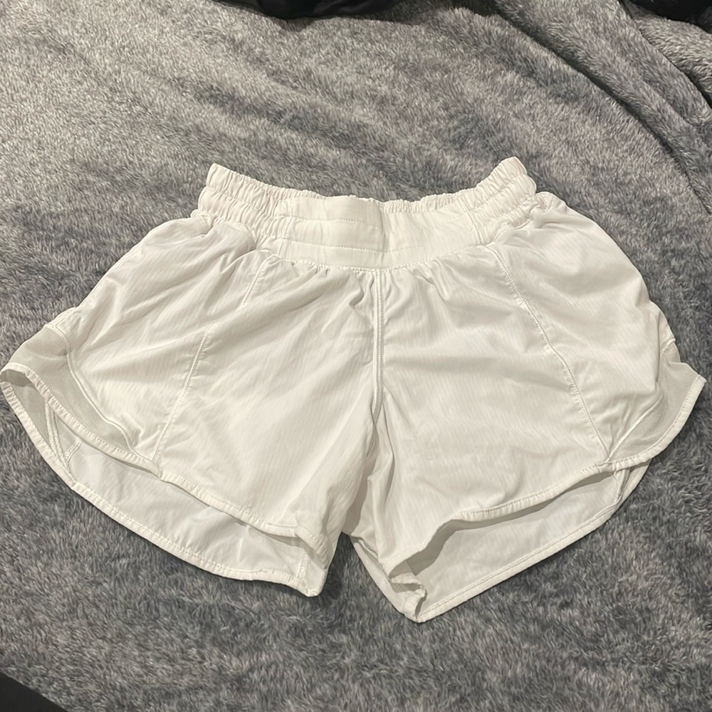 Lululemon white shorts hottie hots low rise 2.5